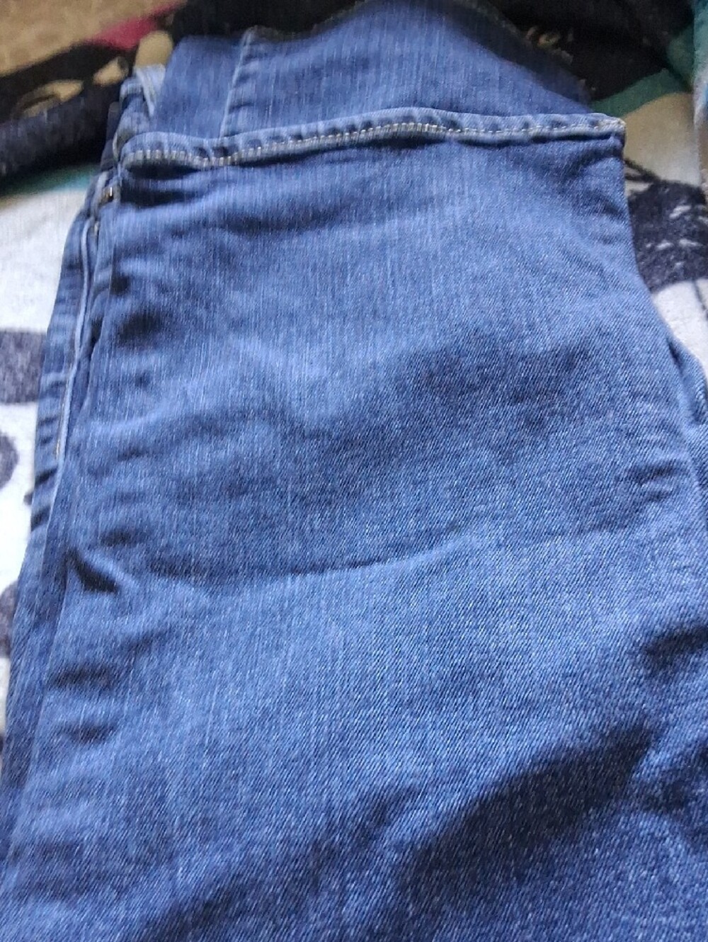Hollister Women's Medium Blue Slim Jeans with Brown Patch - Picture 4 of 4